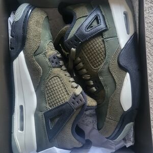 Jordan Retro 4 medium olive/pale vanilla